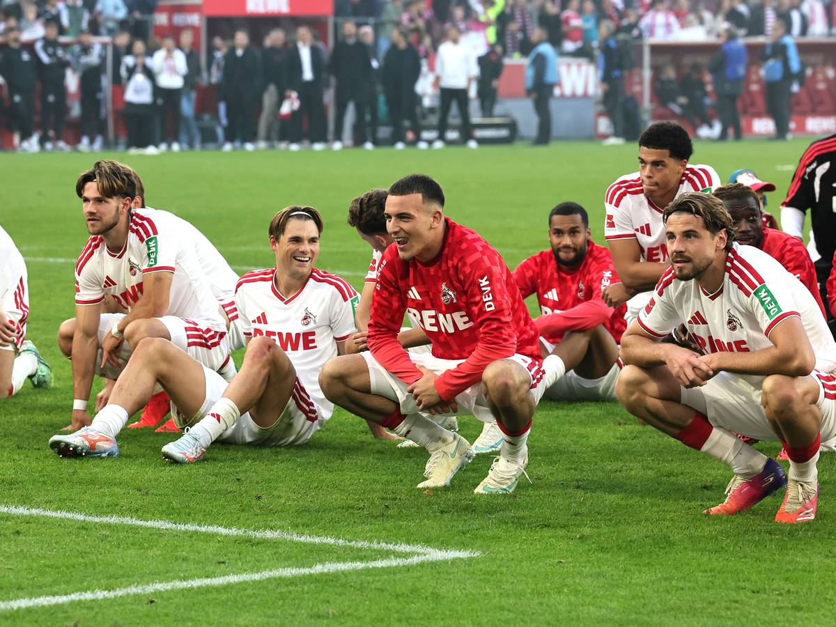 Die Profis des 1. FC Köln feiern mit ihren Anhängern den Sieg im Derby gegen Borussia Mönchengladbach.
