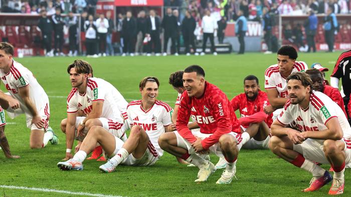 Die Profis des 1. FC Köln feiern mit ihren Anhängern den Sieg im Derby gegen Borussia Mönchengladbach.