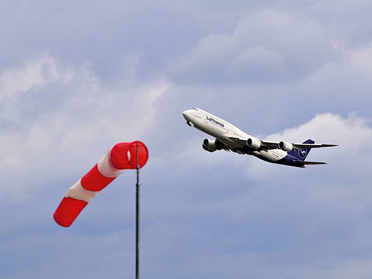 Startender Jet der Lufthansa am Frankfurter Flughafen.