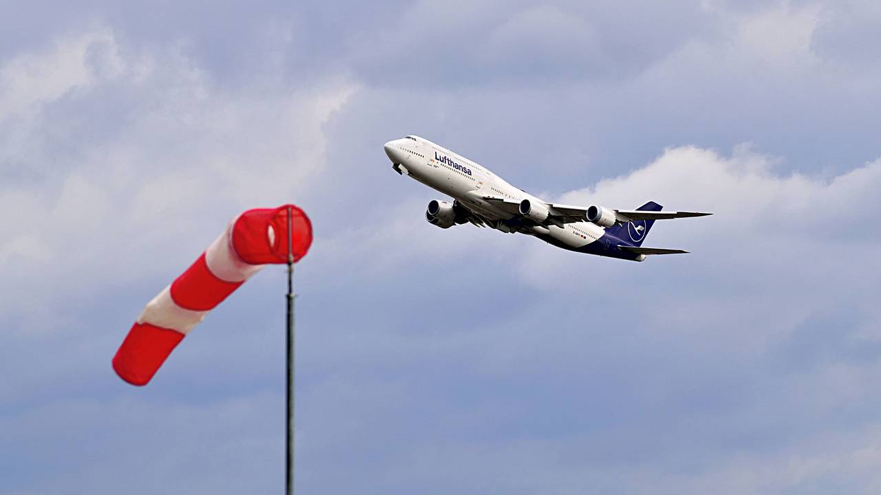 Startender Jet der Lufthansa am Frankfurter Flughafen.