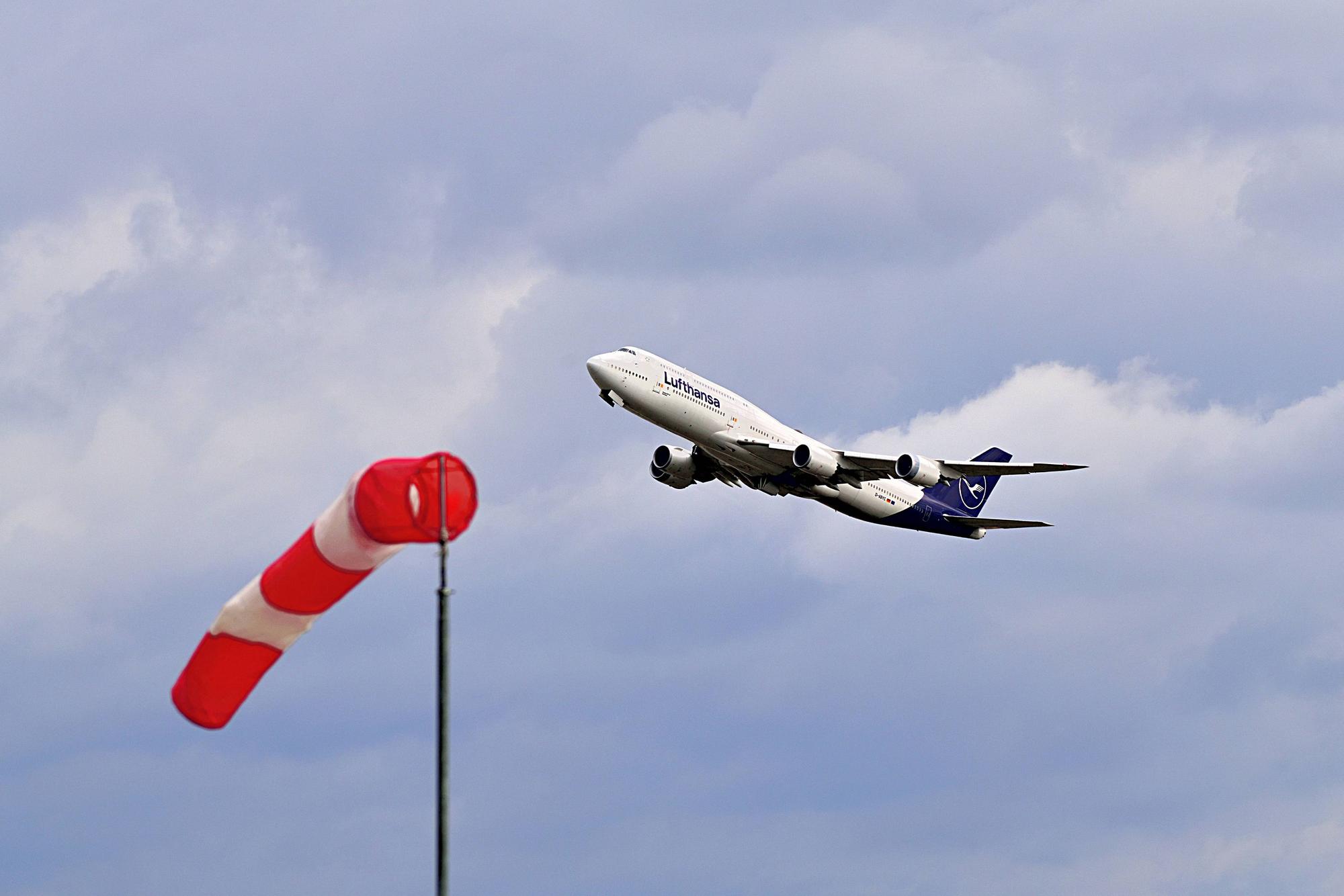 Startender Jet der Lufthansa am Frankfurter Flughafen.