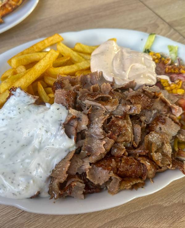Nach dem Besuch eines Döner-Imbisses klagten Menschen in Oelde über Beschwerden. (Symbolbild)