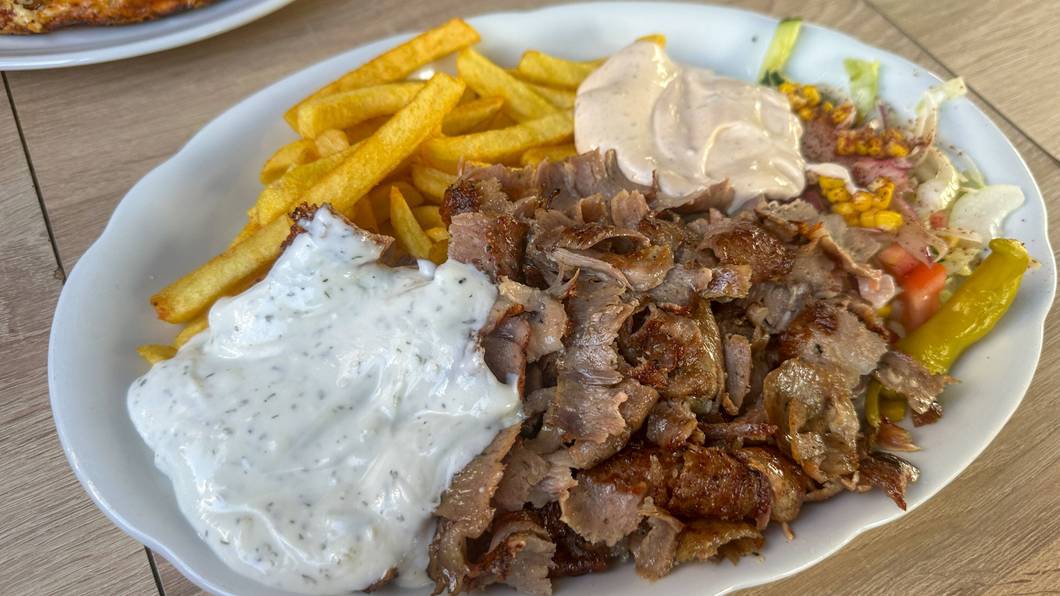 Nach dem Besuch eines Döner-Imbisses klagten Menschen in Oelde über Beschwerden. (Symbolbild)
