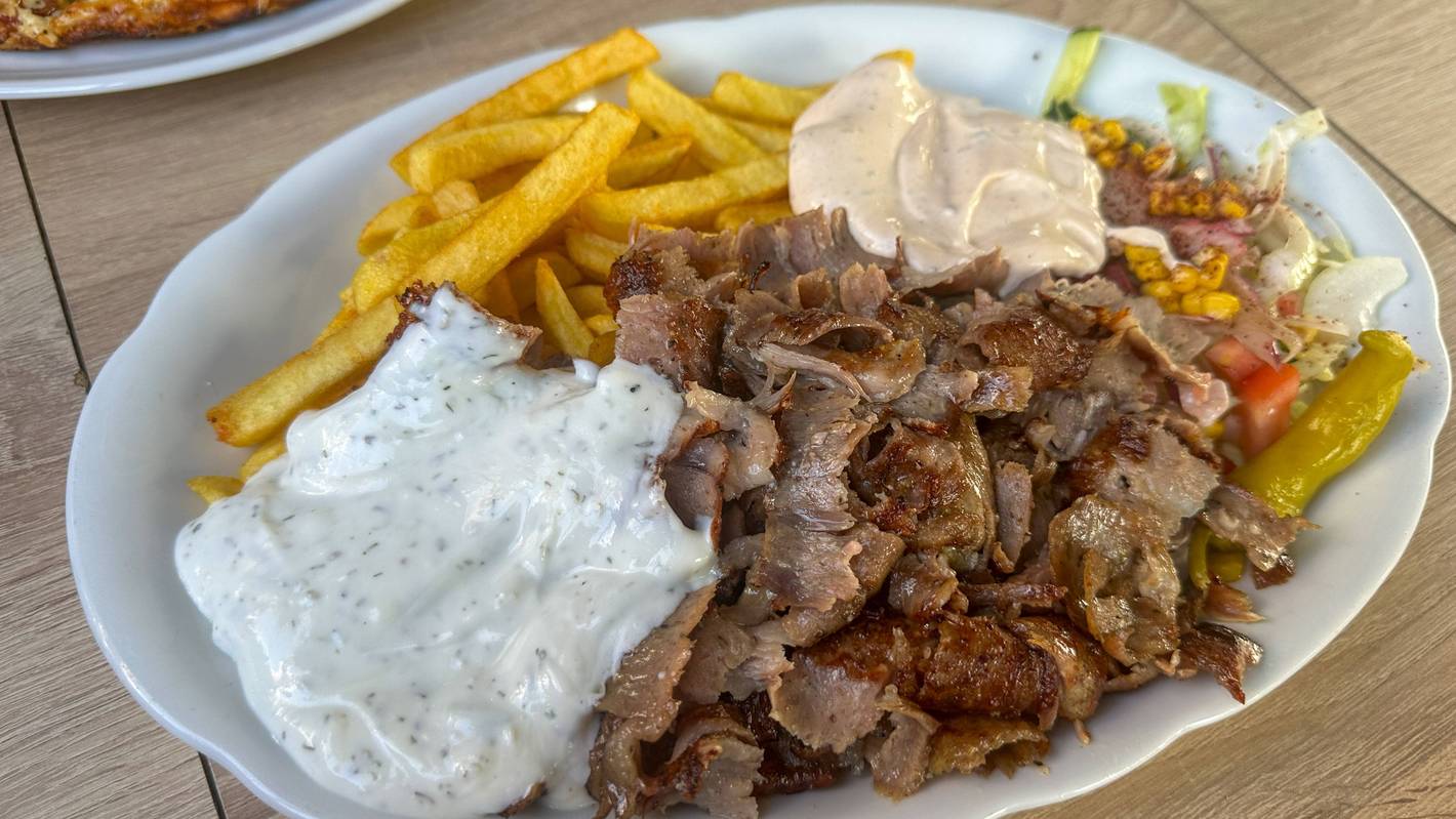 Nach dem Besuch eines Döner-Imbisses klagten Menschen in Oelde über Beschwerden. (Symbolbild)