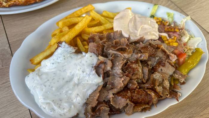 Nach dem Besuch eines Döner-Imbisses klagten Menschen in Oelde über Beschwerden. (Symbolbild)