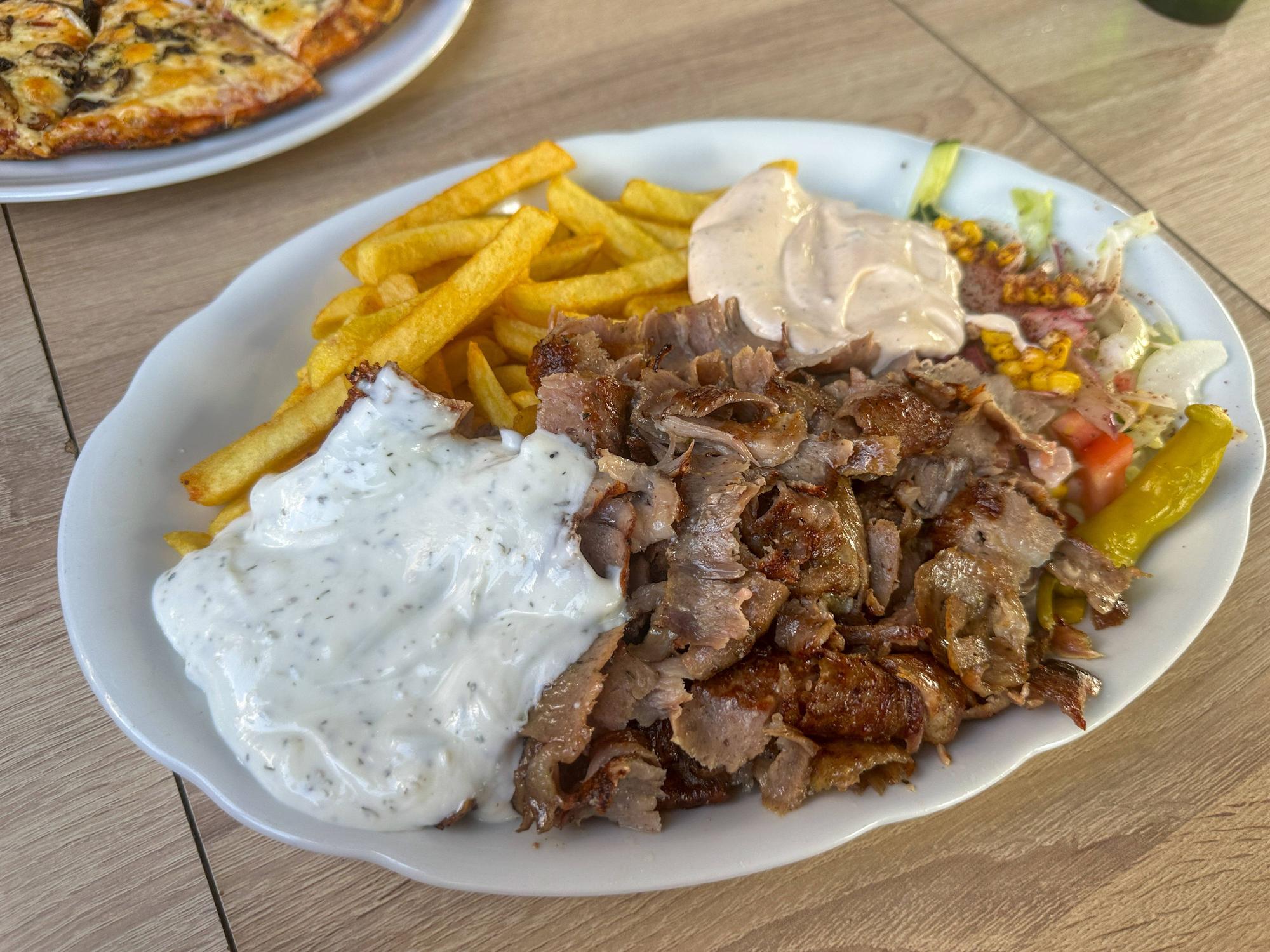 Nach dem Besuch eines Döner-Imbisses klagten Menschen in Oelde über Beschwerden. (Symbolbild)