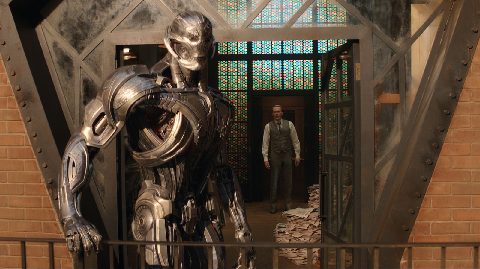 Ultron ist nicht glücklich darüber, das ihn Vision nicht aus dem Haus lässt. (Bild: Disney+ / © 2026 Marvel. All Rights Reserved.)