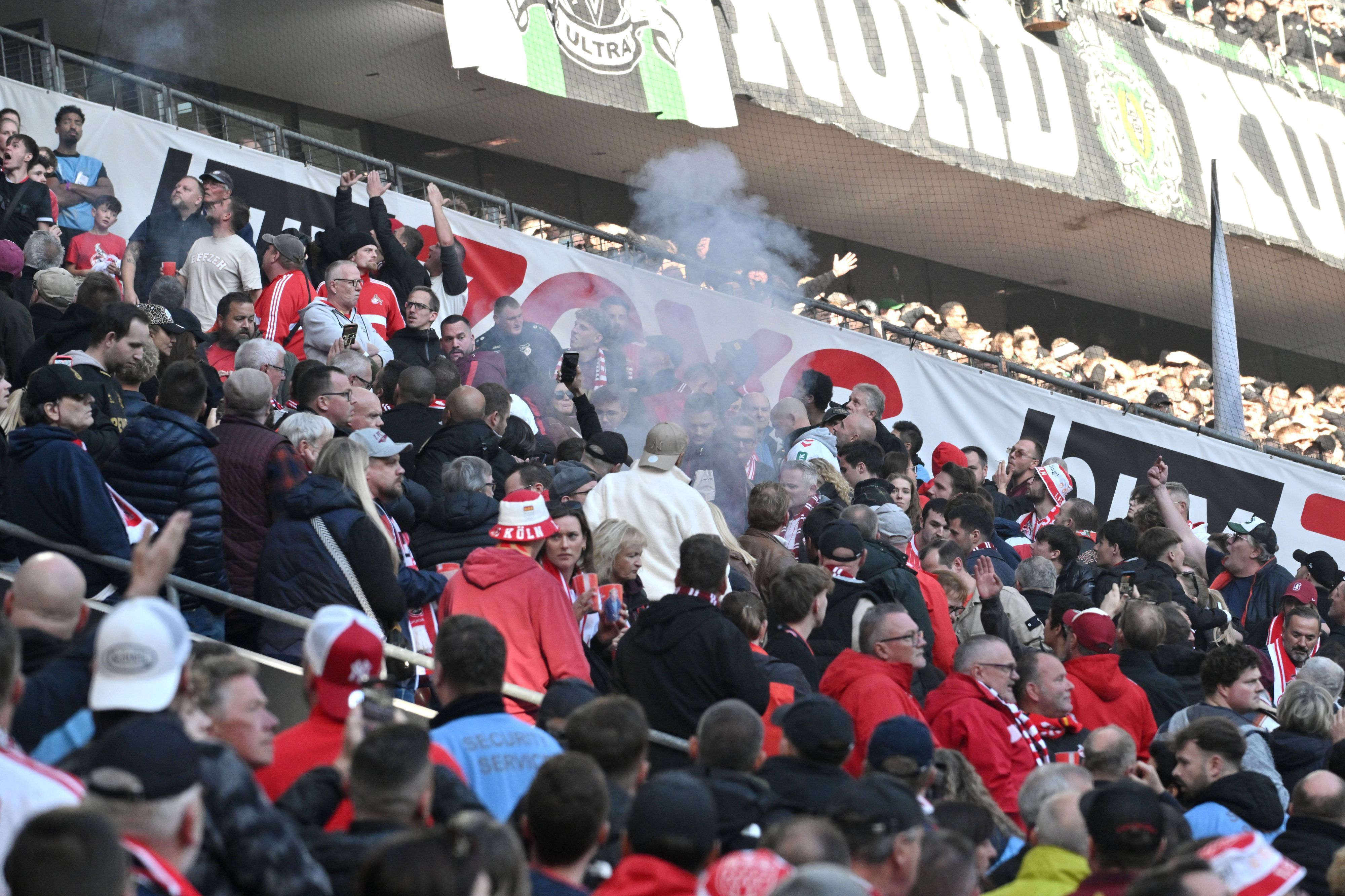 Bengalos und Leuchtraketen der Gladbacher Ultras landeten beim Derby am 11. Oktober 2026 im Zuschauerblock der Kölner.