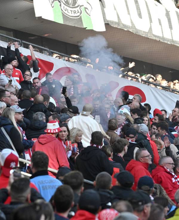 Bengalos und Leuchtraketen der Gladbacher Ultras landeten beim Derby am 11. Oktober 2026 im Zuschauerblock der Kölner.