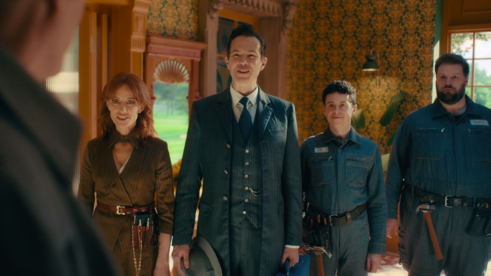 Willkommen zu Hause: In Visions Kopf wohnen die alten Marvel-KIs F.R.I.D.A.Y. (Orla Brady, links), wie J.A.R.V.I.S, (James D'Arcy, zweiter von links), U (Jonathan Sayer) und D.U.M.-E. (Henry Lewis, rechts). (Bild: Disney+ / © 2026 Marvel. All Rights Reserved.)