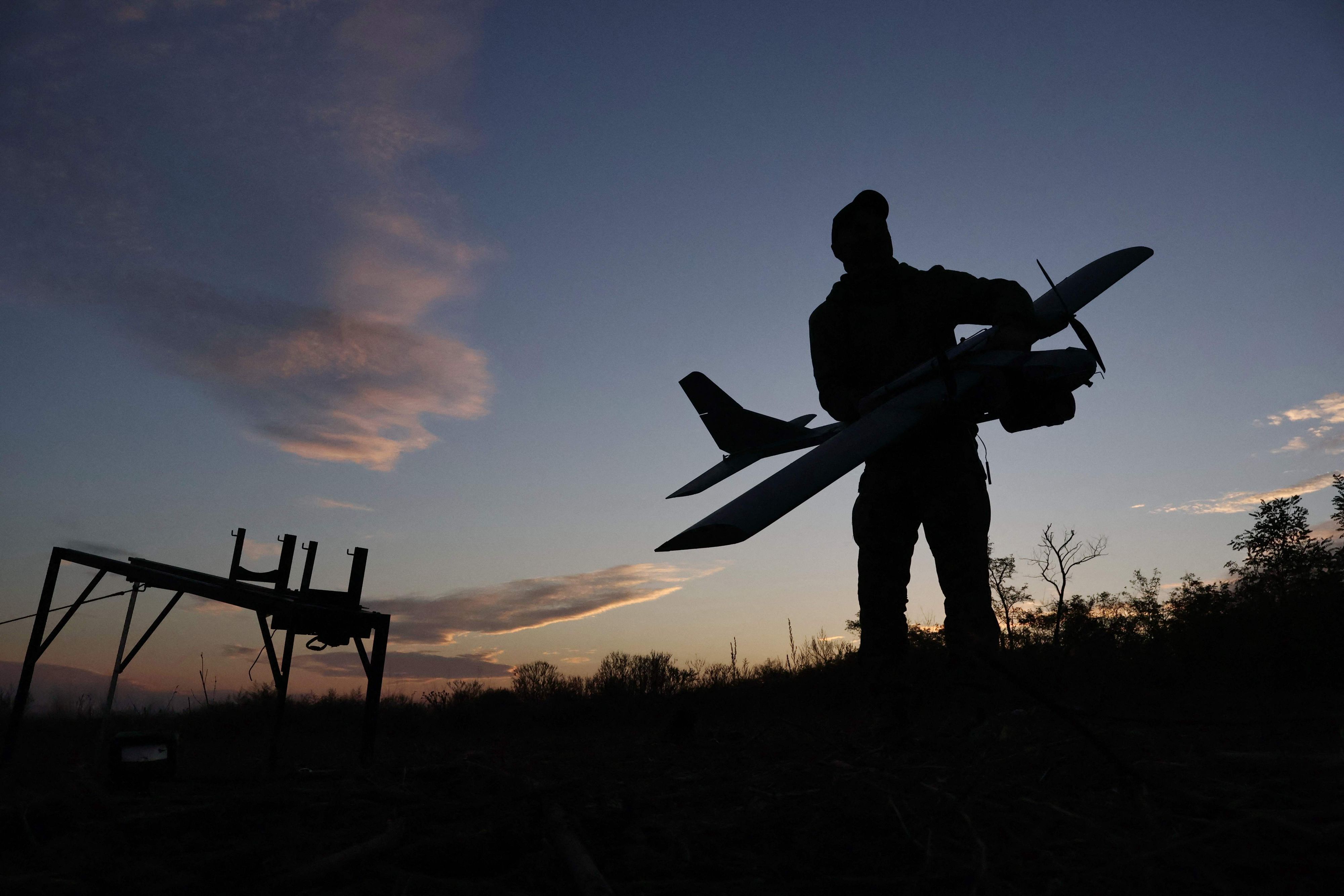 Ein ukrainischer Soldat startet in der Region Saporischschja „DARTS“-Drohnen für Mittelstreckenangriffe gegen Russland.