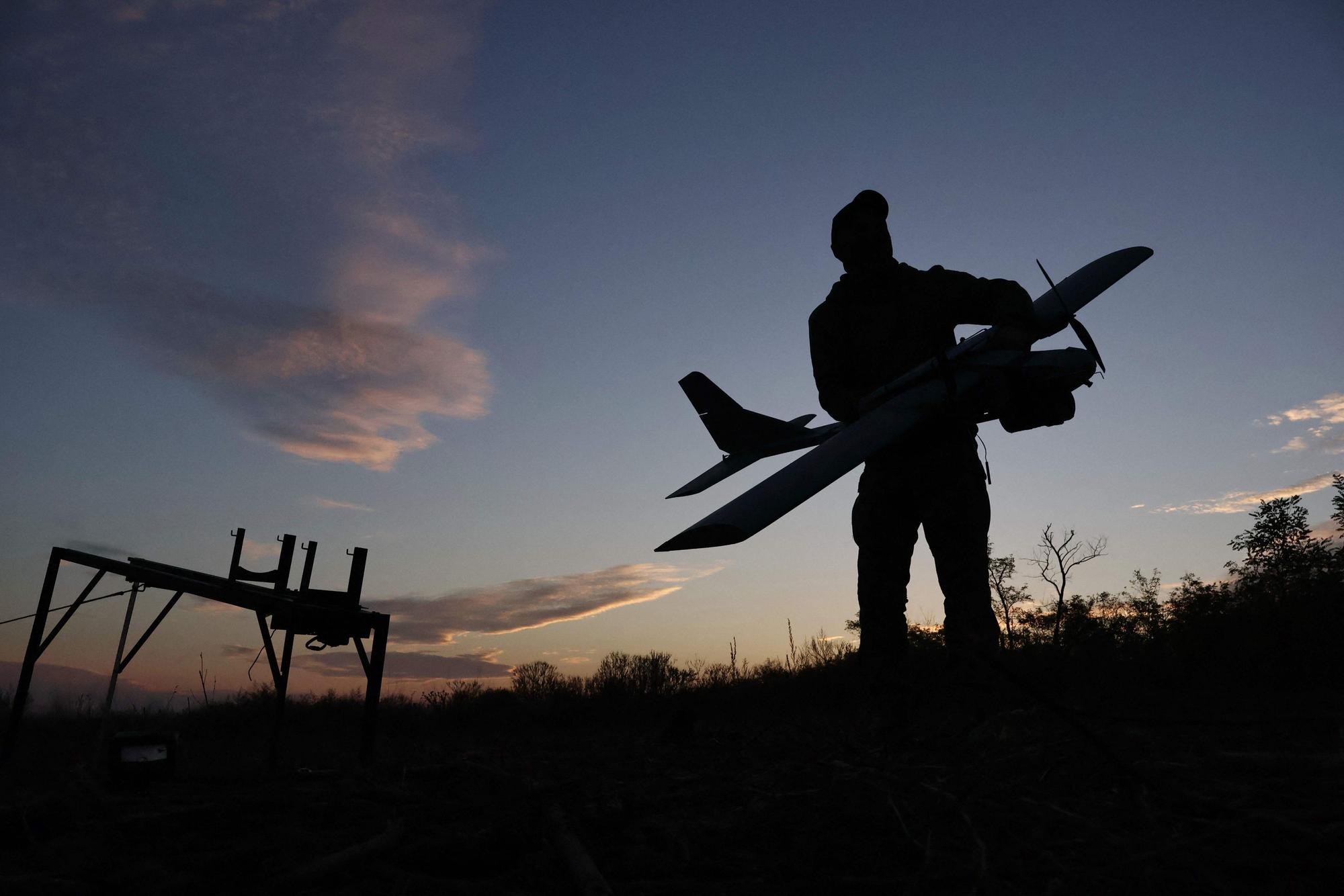 Ein ukrainischer Soldat startet in der Region Saporischschja „DARTS“-Drohnen für Mittelstreckenangriffe gegen Russland.