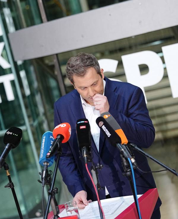 Finanzminister und SPD-Chef Lars Klingbeil gibt in der SPD-Parteizentrale ein Pressestatement zum Rücktritt seiner Co-Vorsitzenden Bas.