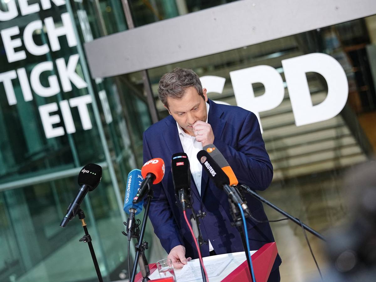 Finanzminister und SPD-Chef Lars Klingbeil gibt in der SPD-Parteizentrale ein Pressestatement zum Rücktritt seiner Co-Vorsitzenden Bas.
