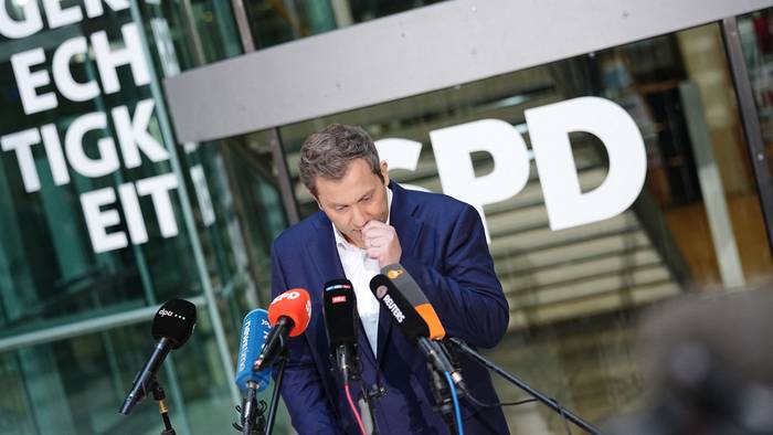 Finanzminister und SPD-Chef Lars Klingbeil gibt in der SPD-Parteizentrale ein Pressestatement zum Rücktritt seiner Co-Vorsitzenden Bas.