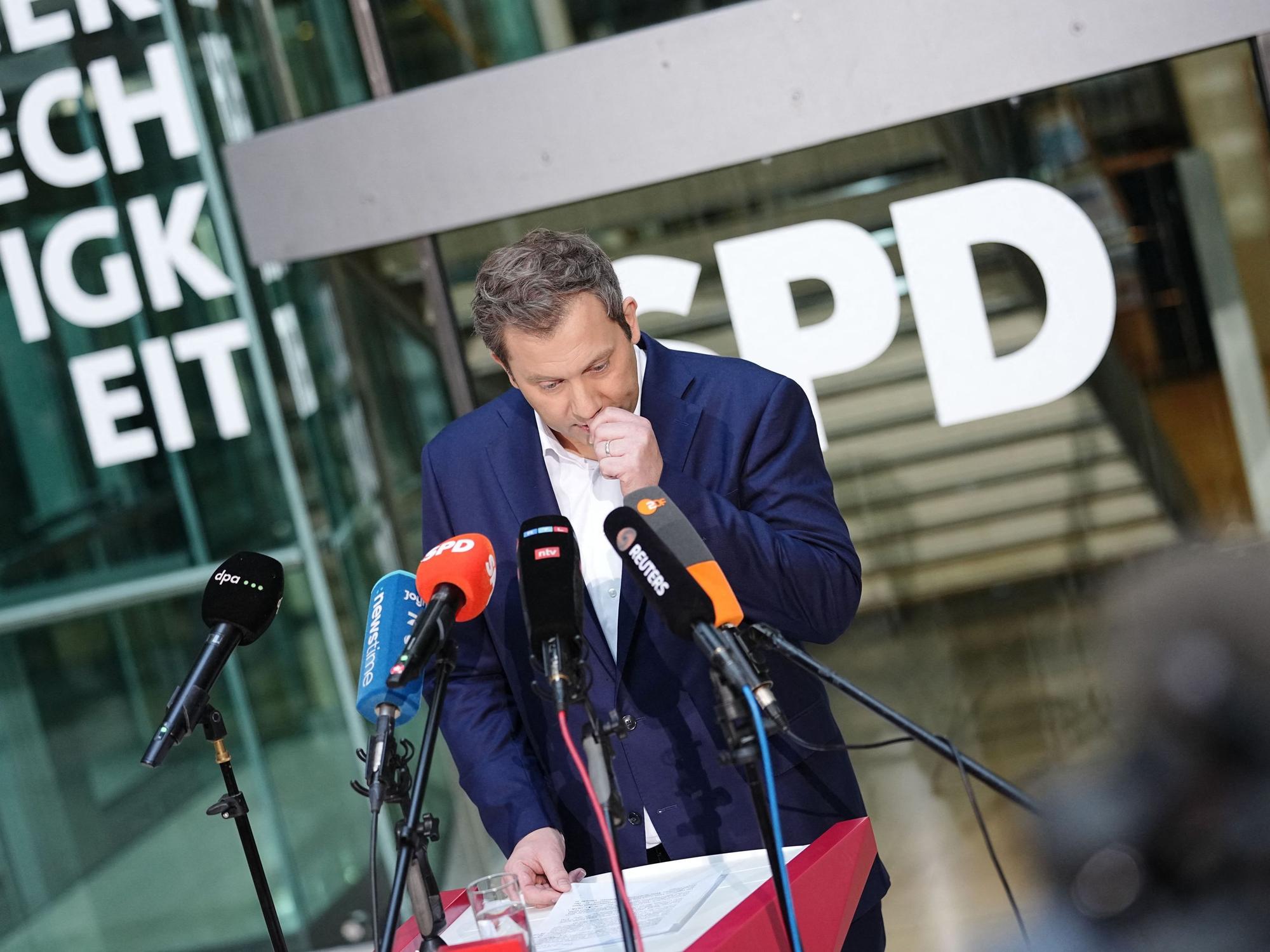 Finanzminister und SPD-Chef Lars Klingbeil gibt in der SPD-Parteizentrale ein Pressestatement zum Rücktritt seiner Co-Vorsitzenden Bas.