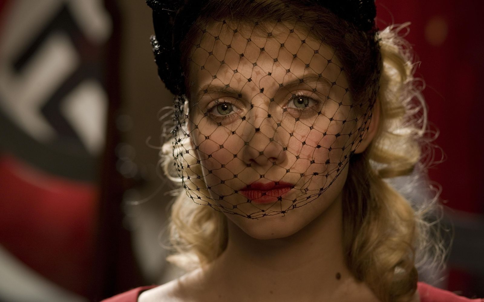 Wartet geduldig auf ihre Rache: Shosannas (Mélanie Laurent) Familie wurde von Oberst Landa ermordet.  (Bild: © 2009 Universal Studios. All Rights Reserved.)