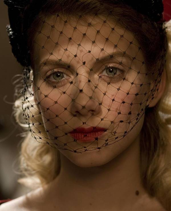 Wartet geduldig auf ihre Rache: Shosannas (Mélanie Laurent) Familie wurde von Oberst Landa ermordet. (Bild: © 2009 Universal Studios. All Rights Reserved.)