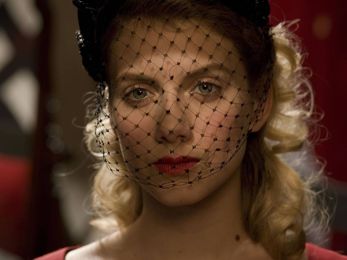 Wartet geduldig auf ihre Rache: Shosannas (Mélanie Laurent) Familie wurde von Oberst Landa ermordet. (Bild: © 2009 Universal Studios. All Rights Reserved.)