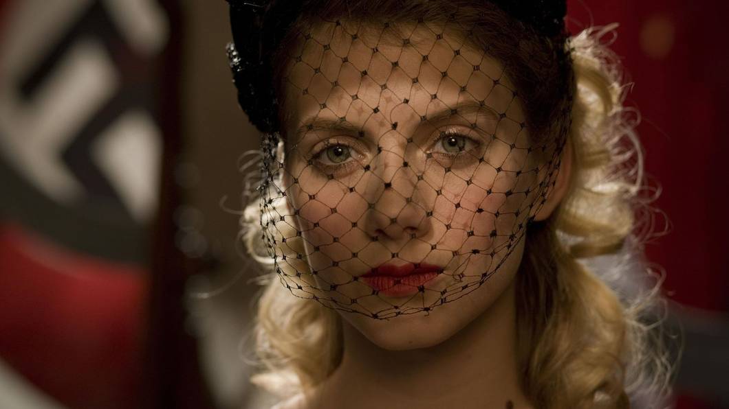 Wartet geduldig auf ihre Rache: Shosannas (Mélanie Laurent) Familie wurde von Oberst Landa ermordet. (Bild: © 2009 Universal Studios. All Rights Reserved.)