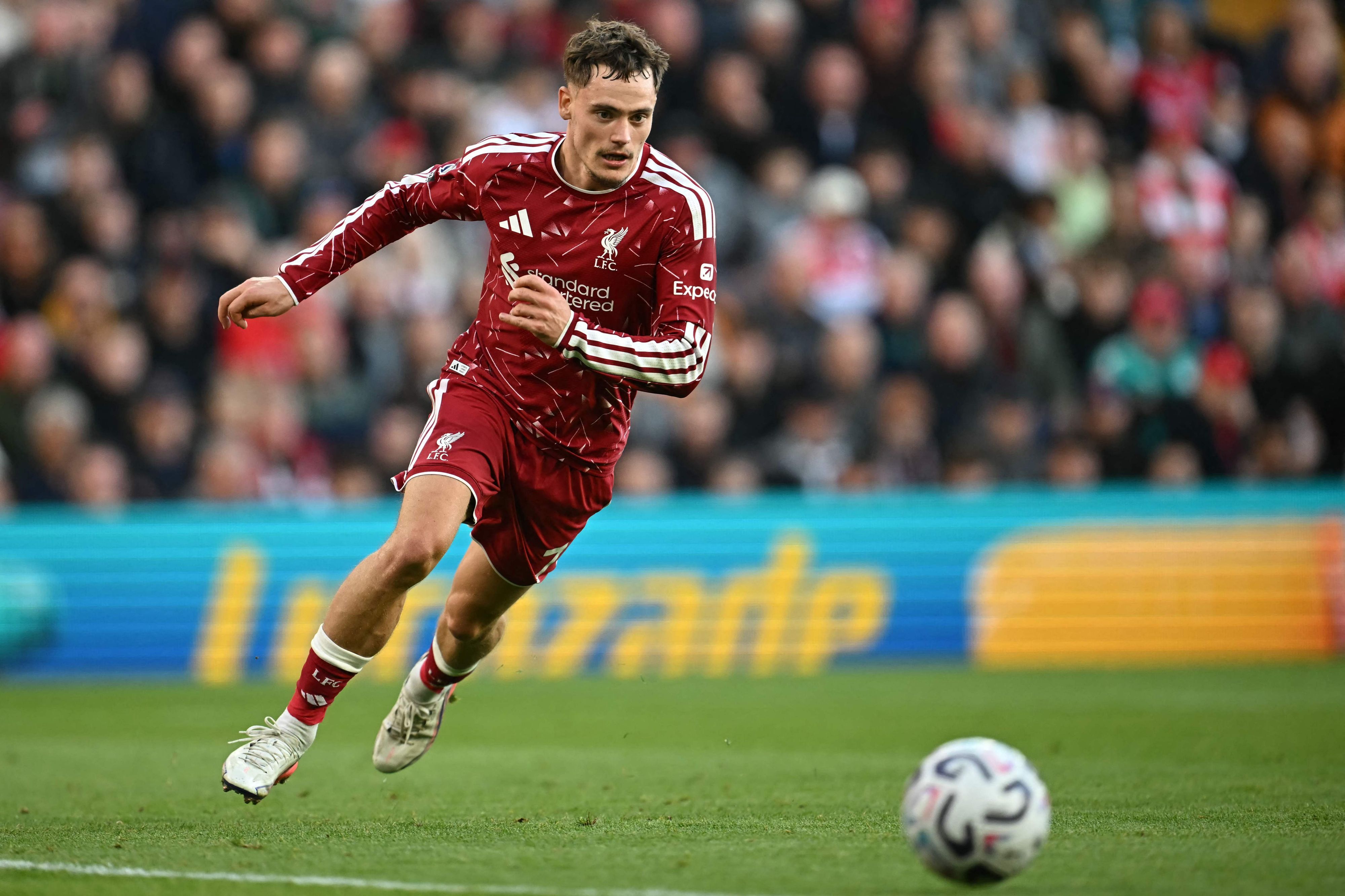 Florian Wirtz rennt mit dem Ball im Spiel gegen Manchester City.