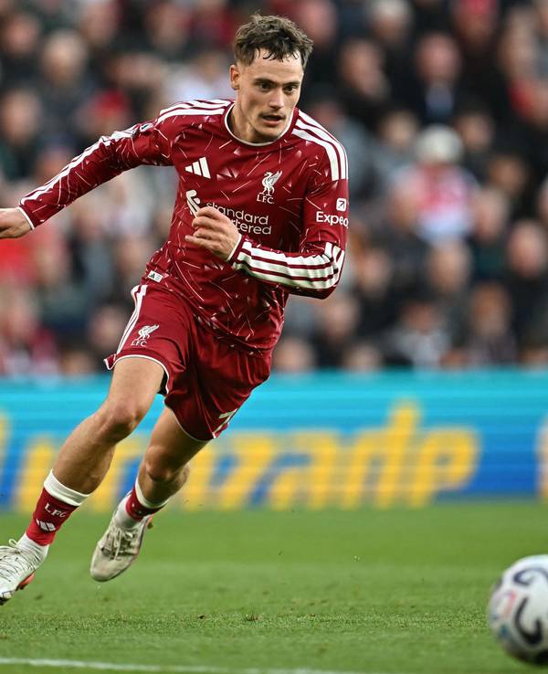 Florian Wirtz rennt mit dem Ball im Spiel gegen Manchester City.