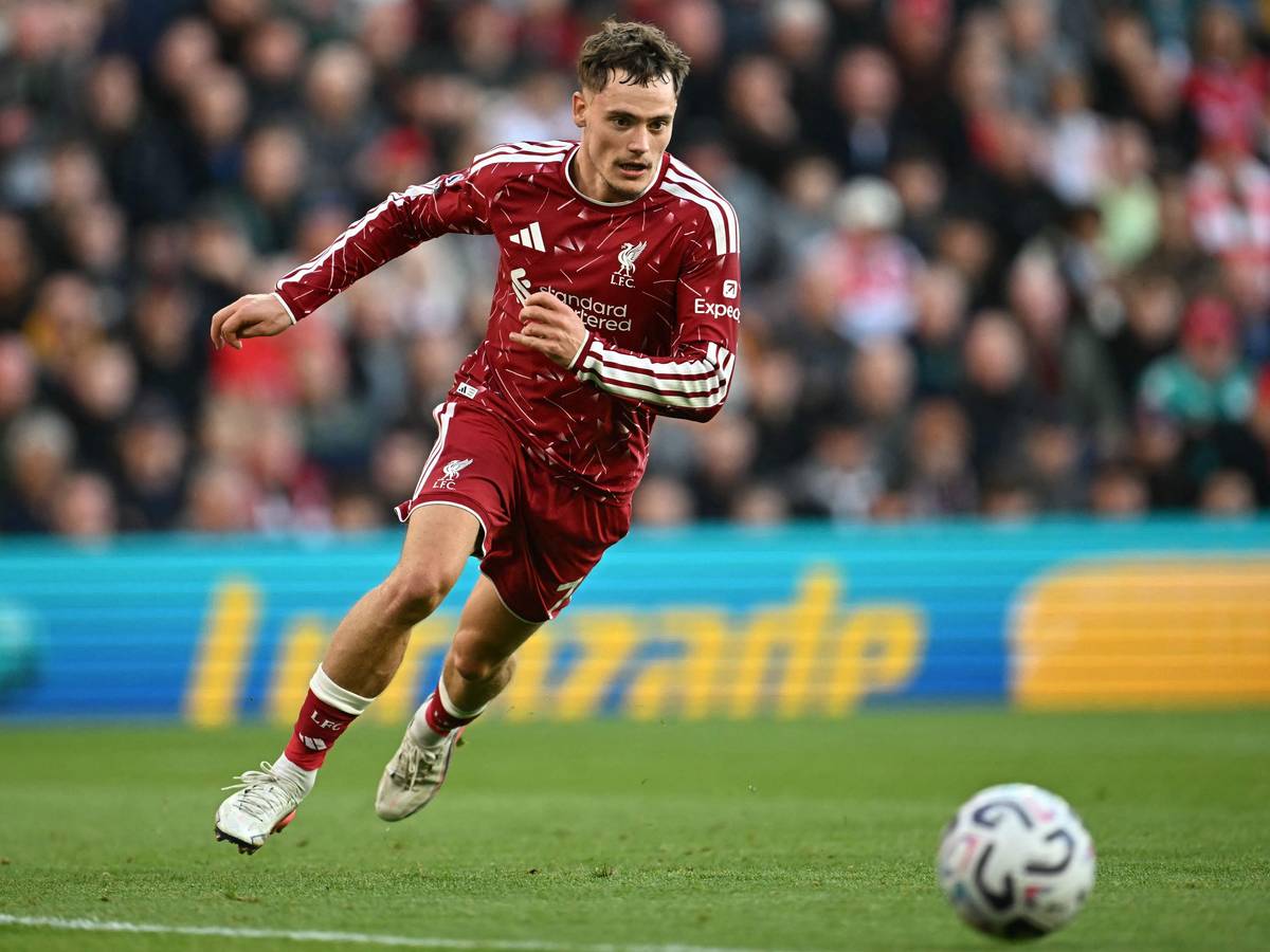 Florian Wirtz rennt mit dem Ball im Spiel gegen Manchester City.