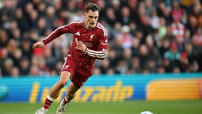 Florian Wirtz rennt mit dem Ball im Spiel gegen Manchester City.