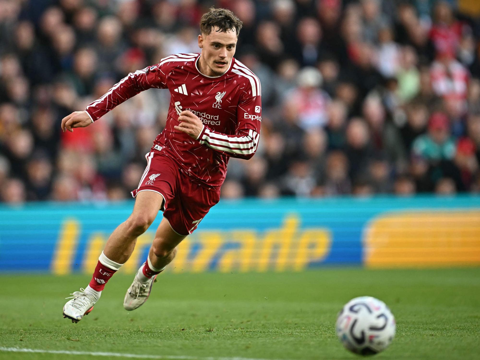 Florian Wirtz rennt mit dem Ball im Spiel gegen Manchester City.
