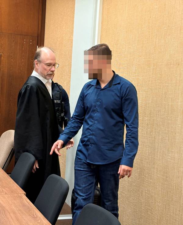 Der Angeklagte (24) mit seinem Verteidiger Dirk Schlei im Kölner Landgericht