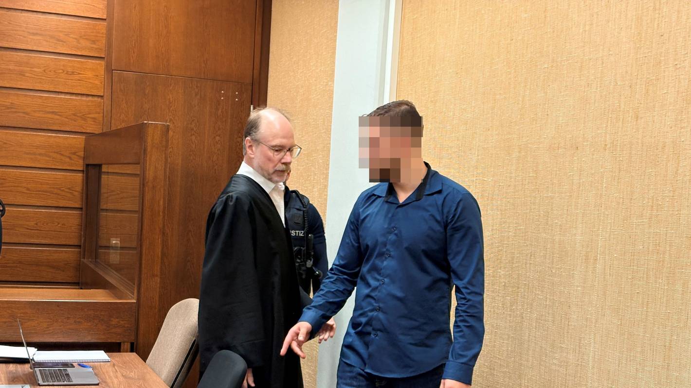 Der Angeklagte (24) mit seinem Verteidiger Dirk Schlei im Kölner Landgericht