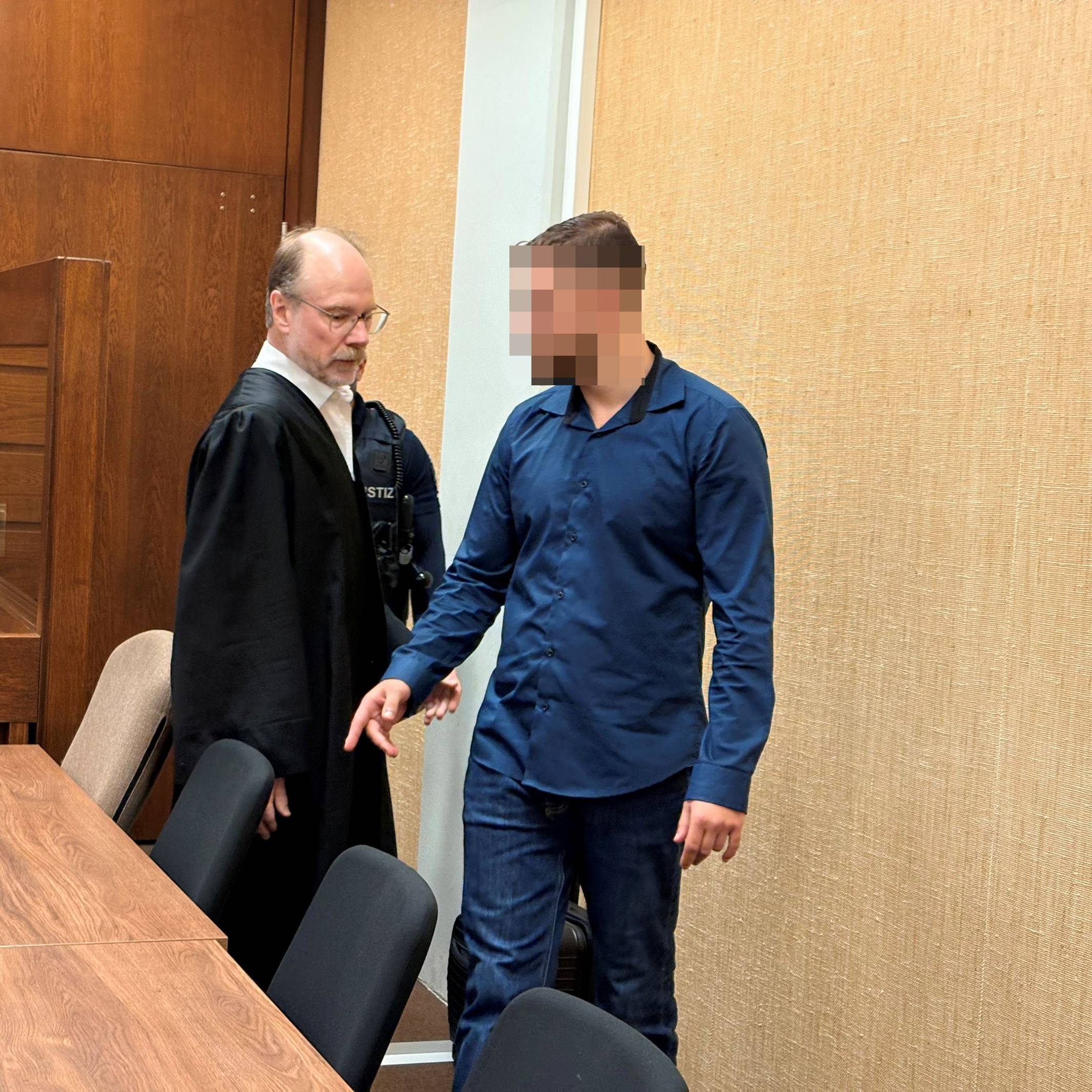 Der Angeklagte (24) mit seinem Verteidiger Dirk Schlei im Kölner Landgericht