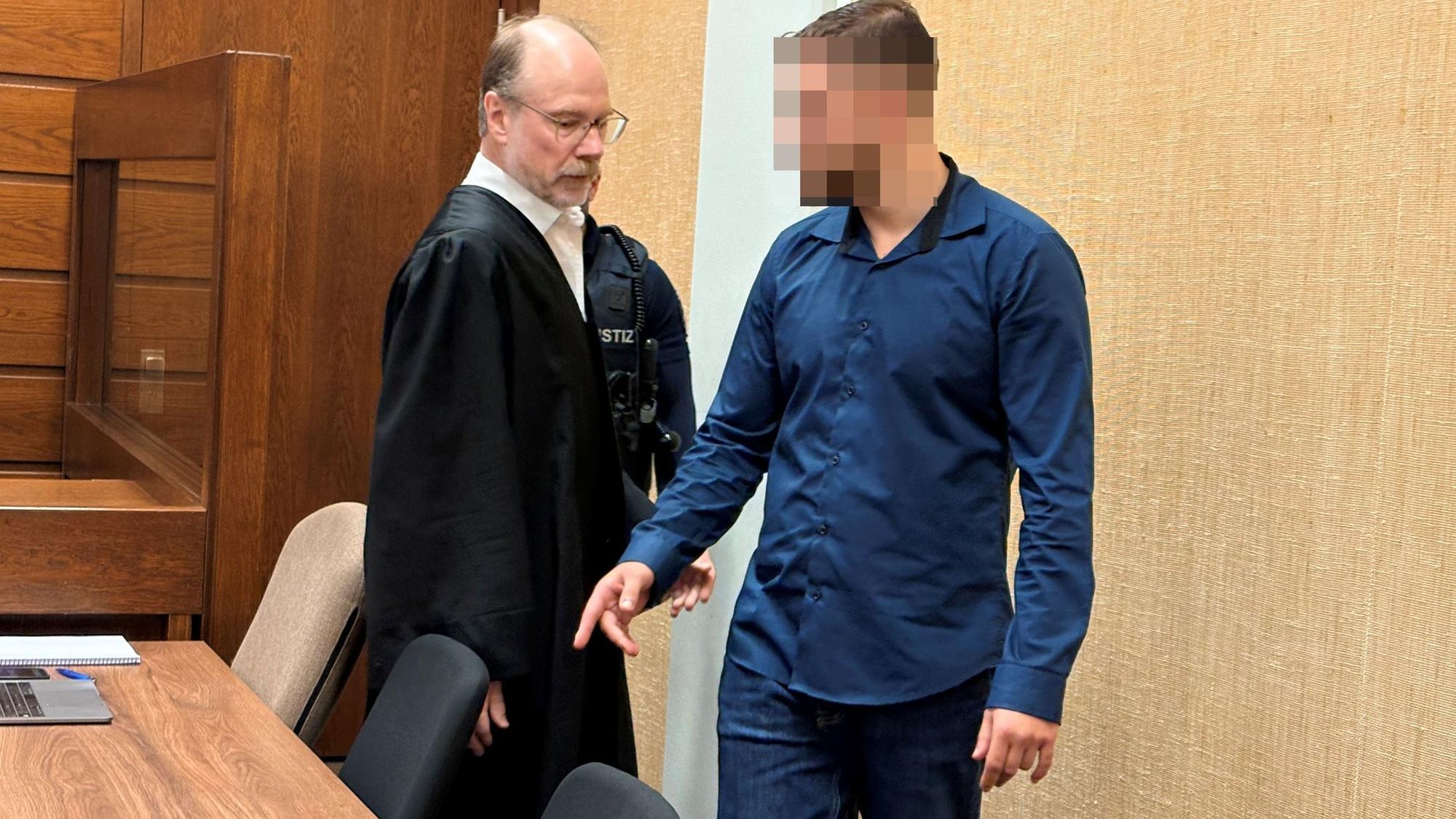 Der Angeklagte (24) mit seinem Verteidiger Dirk Schlei im Kölner Landgericht