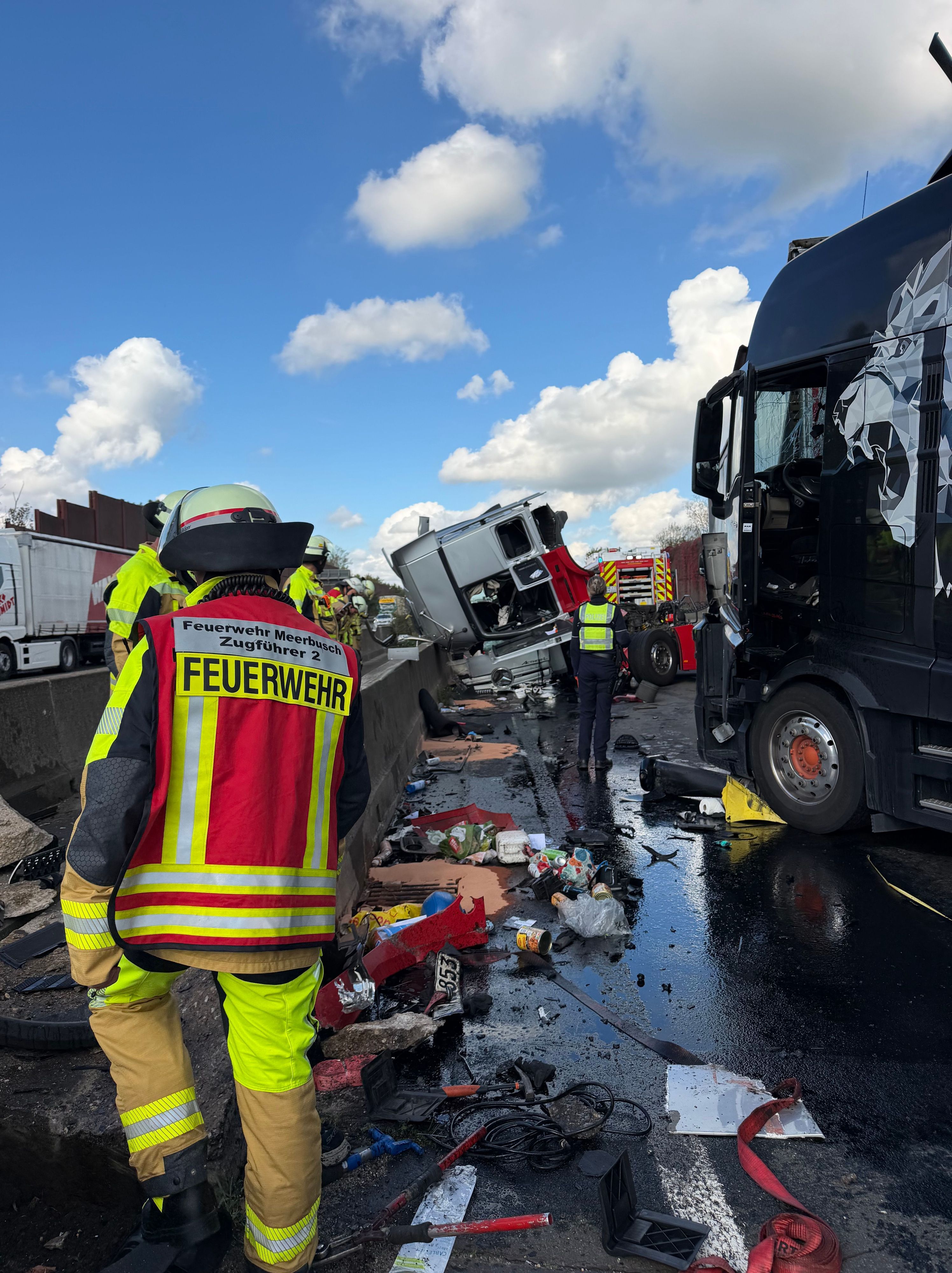Einsatzkräfte sind bei einem Unfall auf einer Autobahn beschäftigt. Nach zwei Verkehrsunfällen ist die A57 in Richtung Niederlande auf unbestimmte Zeit voll gesperrt. Ein Mensch sei lebensgefährlich, einer leicht verletzt worden, teilte die Autobahnpolizei mit.