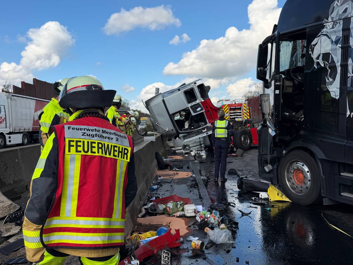 Einsatzkräfte sind bei einem Unfall auf einer Autobahn beschäftigt. Nach zwei Verkehrsunfällen ist die A57 in Richtung Niederlande auf unbestimmte Zeit voll gesperrt. Ein Mensch sei lebensgefährlich, einer leicht verletzt worden, teilte die Autobahnpolizei mit.