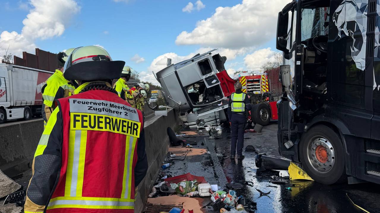Einsatzkräfte sind bei einem Unfall auf einer Autobahn beschäftigt. Nach zwei Verkehrsunfällen ist die A57 in Richtung Niederlande auf unbestimmte Zeit voll gesperrt. Ein Mensch sei lebensgefährlich, einer leicht verletzt worden, teilte die Autobahnpolizei mit.