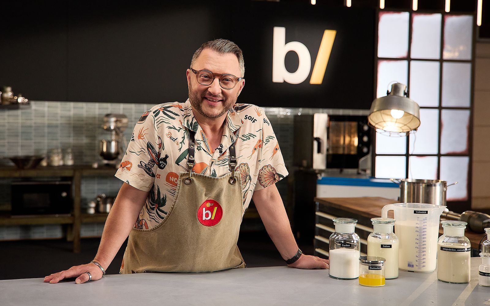 Sebastian Lege ist seit vielen Jahren das Gesicht der „Besseresser“-Reihe im ZDF. Ende 2026 kehrt er dem Sender den Rücken. (Bild: ZDF/Kai Schulz)