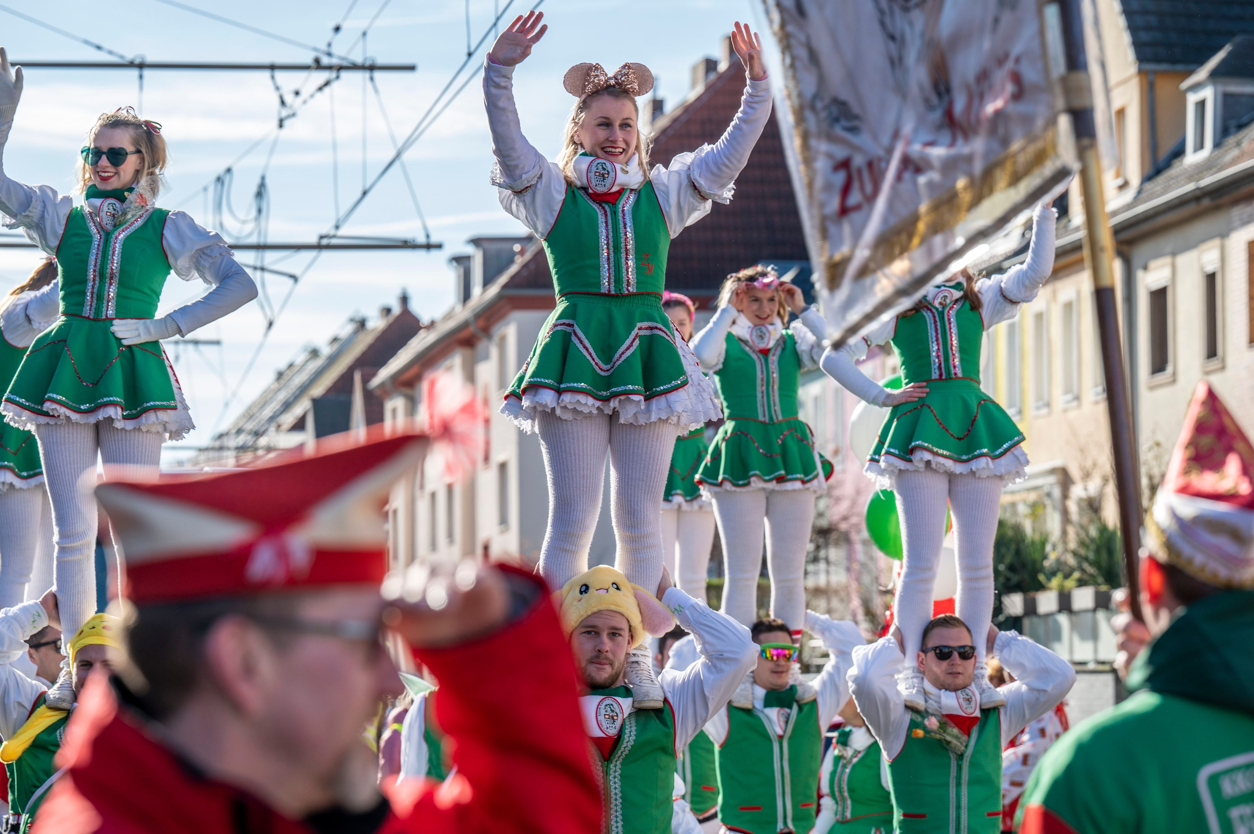 Teilnehmer beim Karnevalszug am Veilchendienstag in Köln-Zollstock – Foto vom 13. Februar 2024.
