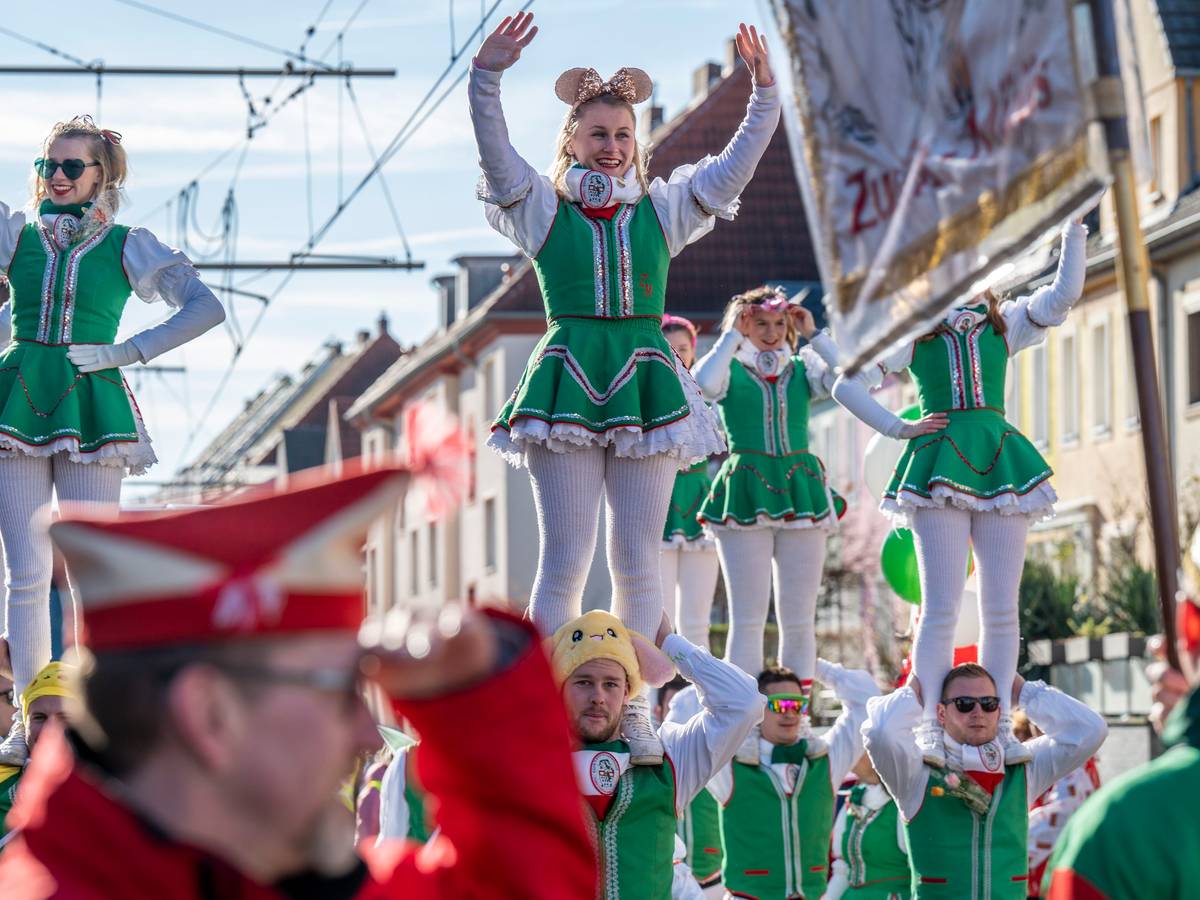 Teilnehmer beim Karnevalszug am Veilchendienstag in Köln-Zollstock – Foto vom 13. Februar 2024.