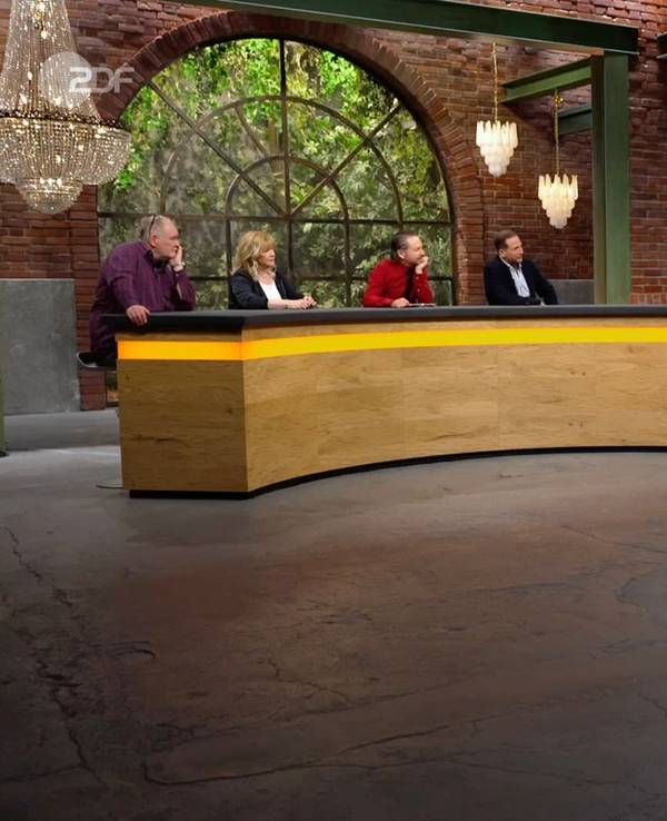 Im Händlerraum sorgte die Lehrtafel prompt für einen kleinen Anatomie-Exkurs. Markus Wildhagen übernahm die Rolle des Lehrers und erklärte: „Also, wir haben hier den Penis, Hoden und Harnblase.“ Julian Schmitz-Avila bedankte sich für die Aufklärung und Wolfgang Pauritsch hatte noch eine wichtige Frage: „Wo ist die Prostata?“ (Bild: ZDF)