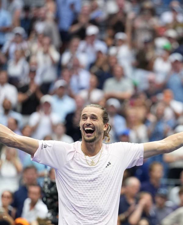 Alexander Zverev beim jubeln auf einem Tennisplatz.