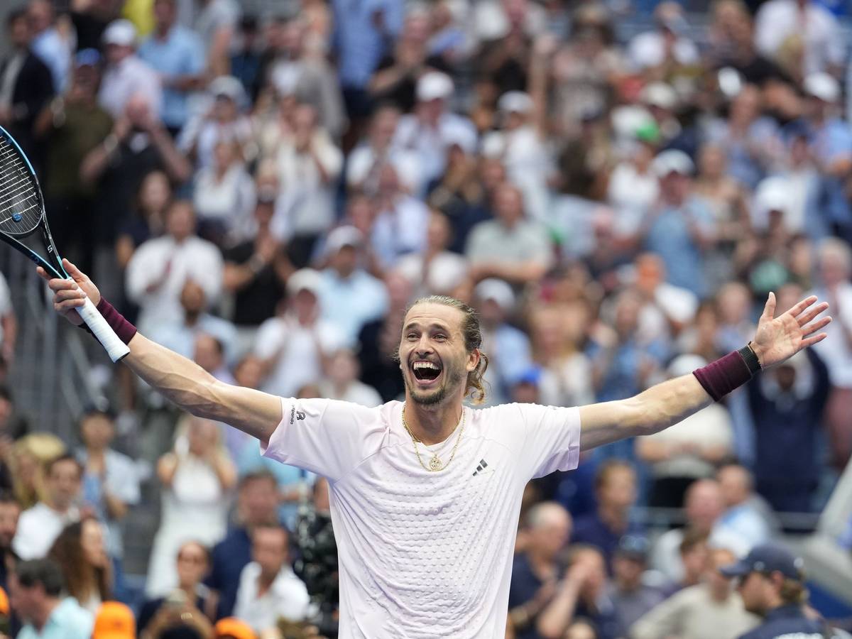 Alexander Zverev beim jubeln auf einem Tennisplatz.