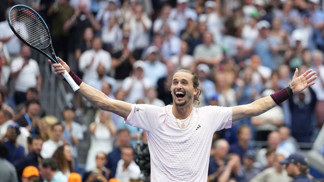 Alexander Zverev beim jubeln auf einem Tennisplatz.