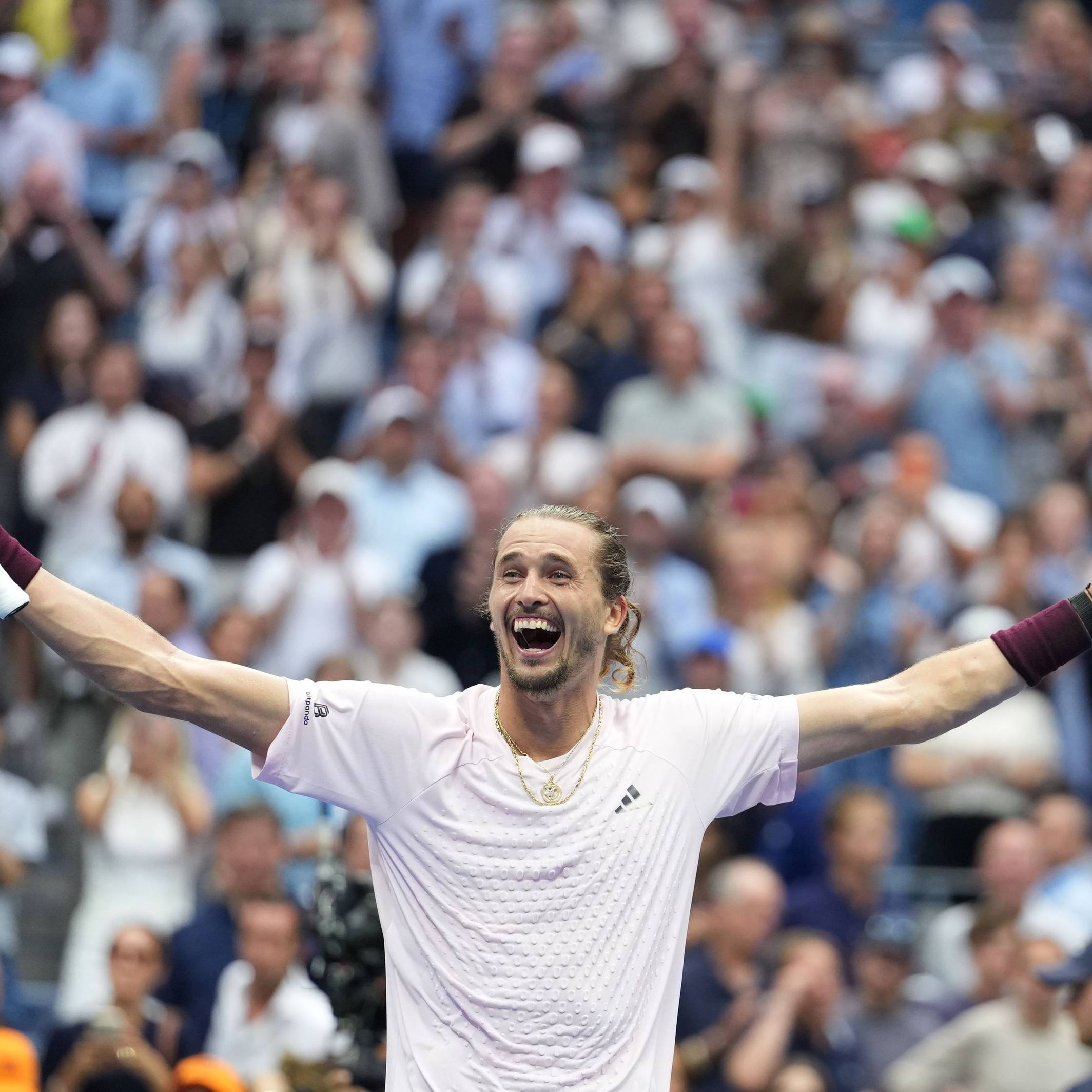 Alexander Zverev beim jubeln auf einem Tennisplatz.