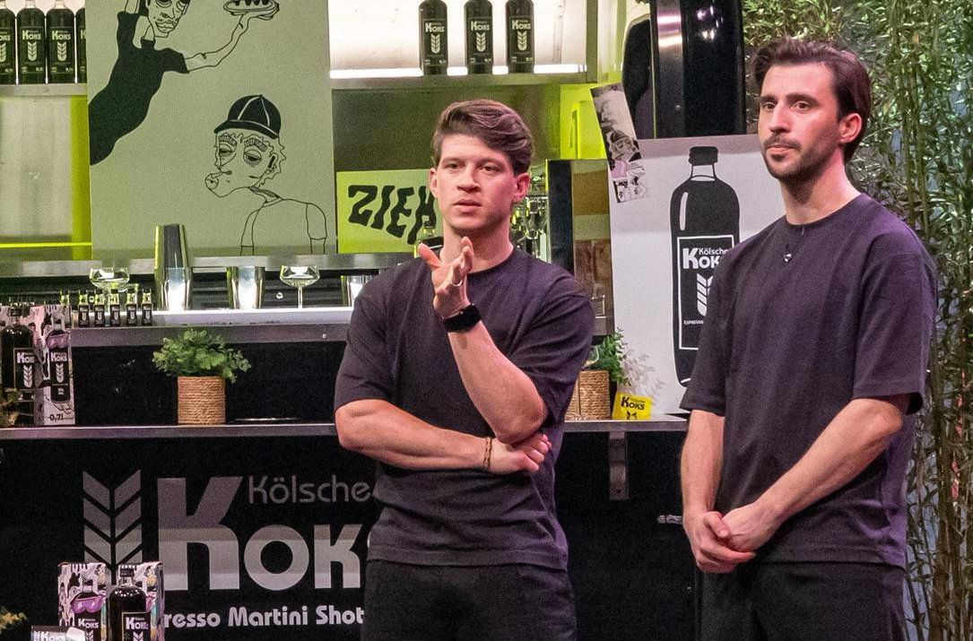 Maximilian Koeser (r.) und Nicolas Lutz präsentieren mit „Kölsche Koks“ einen Espresso-Martini-Shot in „Die Höhle der Löwen“ auf Vox.
