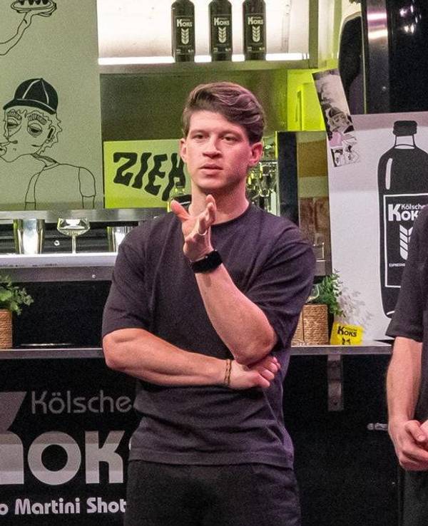 Maximilian Koeser (r.) und Nicolas Lutz präsentieren mit „Kölsche Koks“ einen Espresso-Martini-Shot in „Die Höhle der Löwen“ auf Vox.