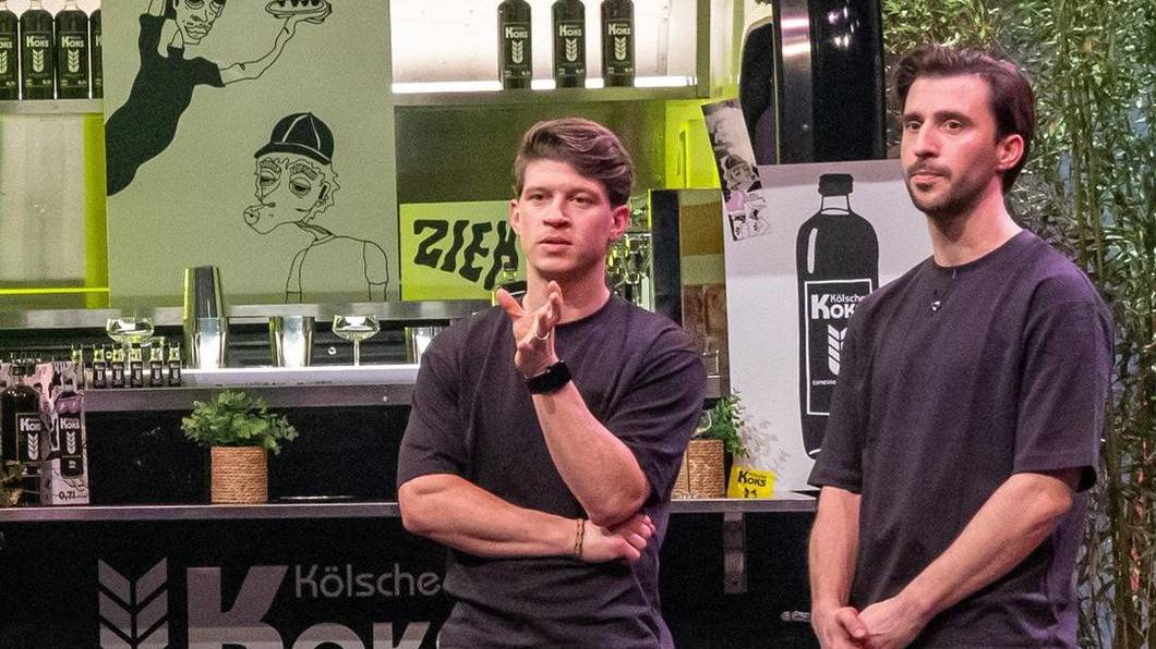 Maximilian Koeser (r.) und Nicolas Lutz präsentieren mit „Kölsche Koks“ einen Espresso-Martini-Shot in „Die Höhle der Löwen“ auf Vox.