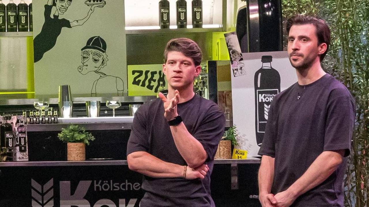 Maximilian Koeser (r.) und Nicolas Lutz präsentieren mit „Kölsche Koks“ einen Espresso-Martini-Shot in „Die Höhle der Löwen“ auf Vox.