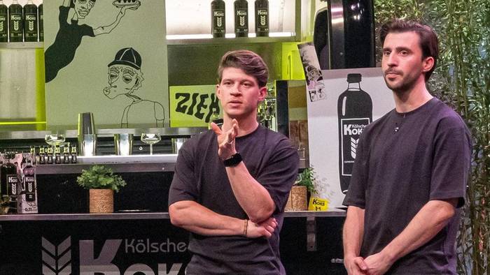 Maximilian Koeser (r.) und Nicolas Lutz präsentieren mit „Kölsche Koks“ einen Espresso-Martini-Shot in „Die Höhle der Löwen“ auf Vox.