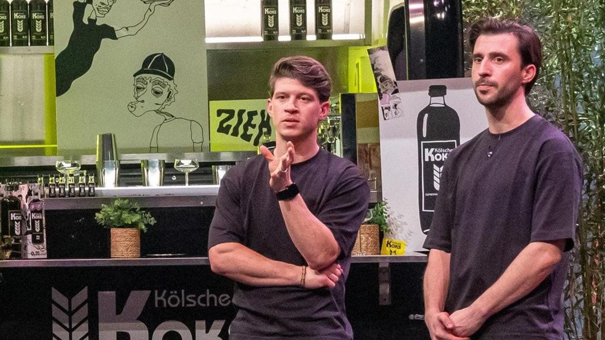 Maximilian Koeser (r.) und Nicolas Lutz präsentieren mit „Kölsche Koks“ einen Espresso-Martini-Shot in „Die Höhle der Löwen“ auf Vox.